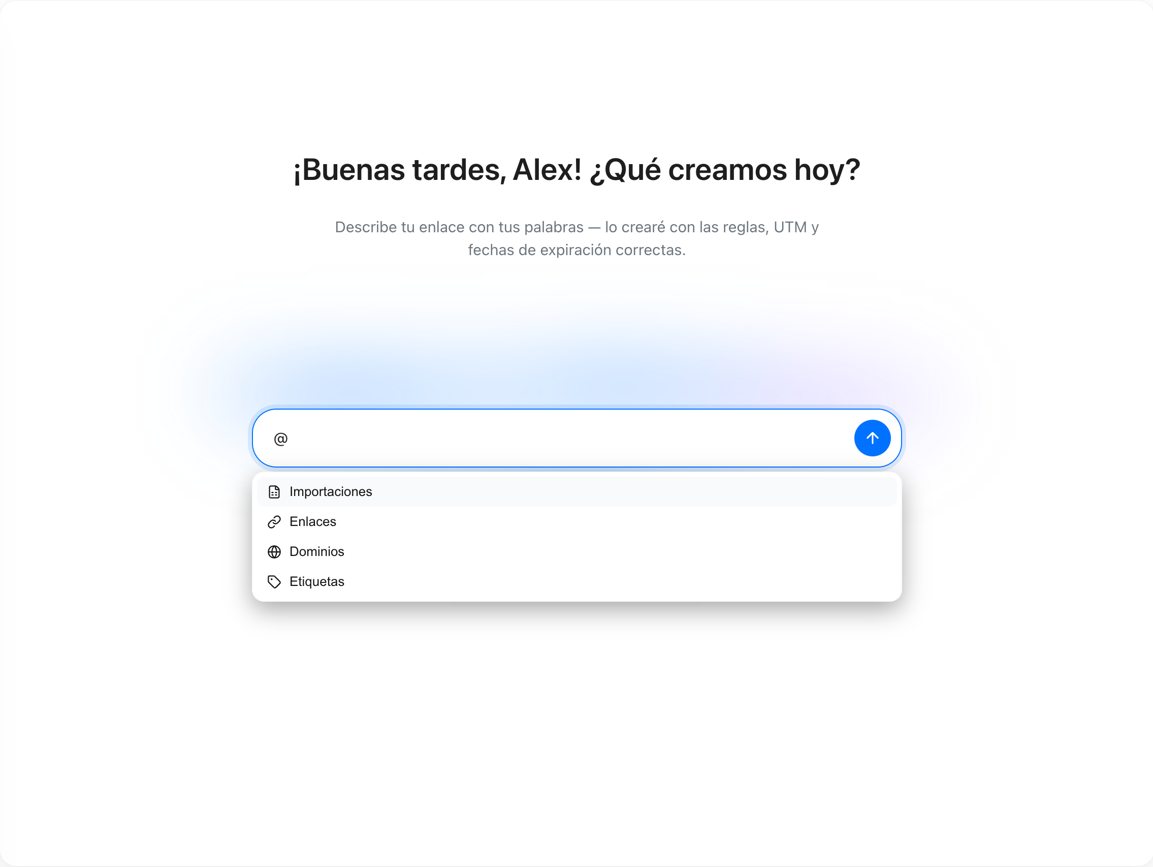 Chat de IA a pantalla completa con el menú @ abierto: importaciones, enlaces, dominios y etiquetas